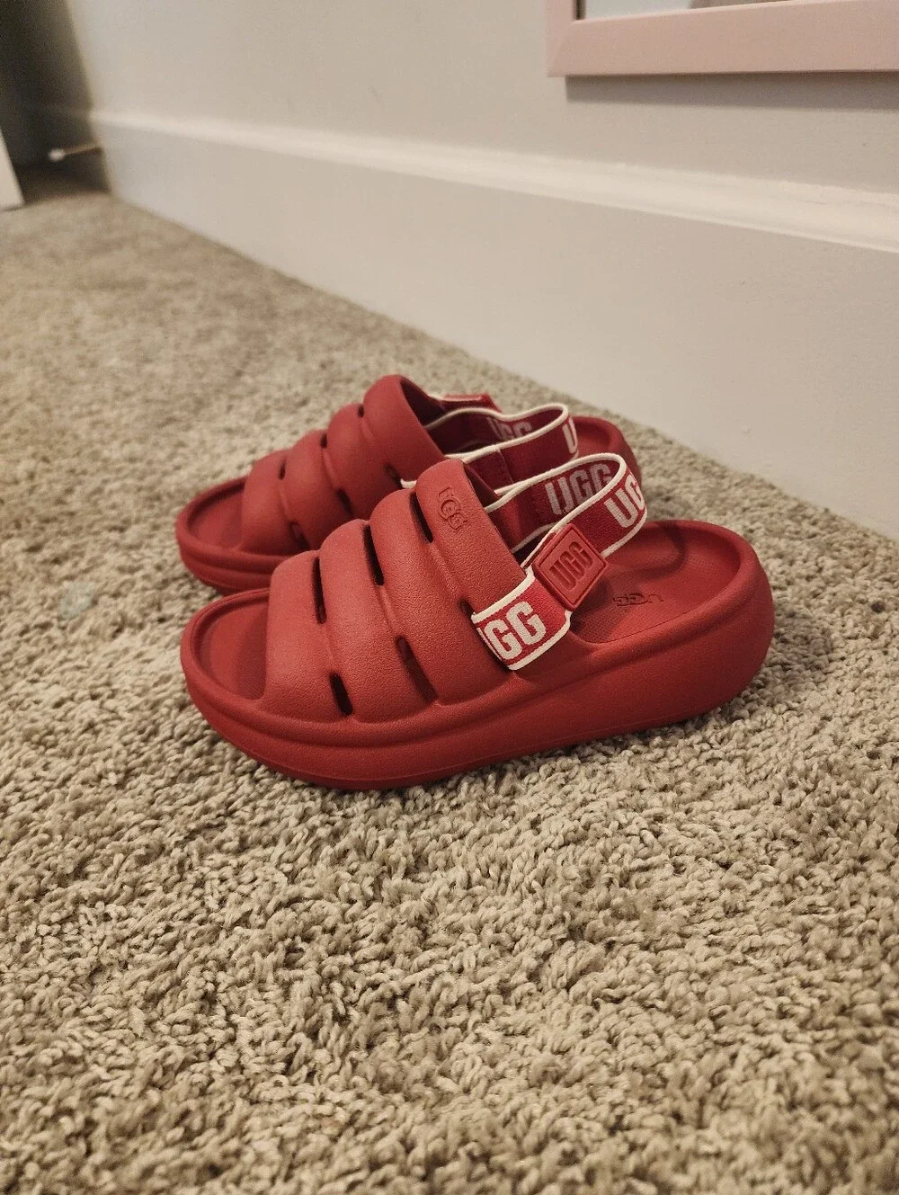 UGG Kids Unisex Red Cushioned Slide Sandals Size 12